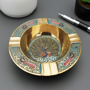 Cenicero redondo ornamental de latón con decoración de pavo real en esmalte colorido y cuatro soportes, disponible a precios de mayorista. - Product Image 1