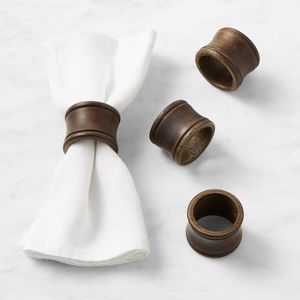 Porte-serviettes en bois élégant conçu pour compléter les intérieurs modernes et minimalistes et les arrangements de table contemporains - Product Image 1