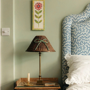 Abat-jour en rotin brun foncé, artisanal, design moderne, tissé vintage avec accent en nœud, idéal pour la décoration de la maison et des hôtels. - Product Image 4