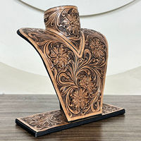 Buste de présentation de bijoux en cuir véritable de qualité supérieure fait à la main avec un support de bijoux floral sculpté pour l'affichage en salle d'exposition