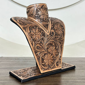Buste de présentation de bijoux en cuir véritable de qualité supérieure fait à la main avec un support de bijoux floral sculpté pour l'affichage en salle d'exposition - Product Image 4