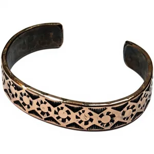 Bracelet manchette ouverte en cuivre pur, motif géométrique soleil éclatant gravé, surface texturée, style vintage - Product Image 2