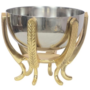 Bol élégant en argent poli sur support décoratif en métal doré à motif plume, plat décoratif sur pied pour fruits et collations, décoration d'intérieur haut de gamme - Product Image 1