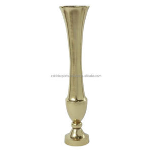 Vase en métal de style côtier moderne en fer brillant avec détails floraux royaux pour décoration de scène de mariage par Zahid Exports - Product Image 3