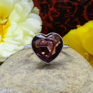 Bague pour femme en argent 925 faite à la main avec pierre précieuse améthyste taillée en forme de cœur, bijoux fins pour mariage ou anniversaire pour elle - Product Image 2