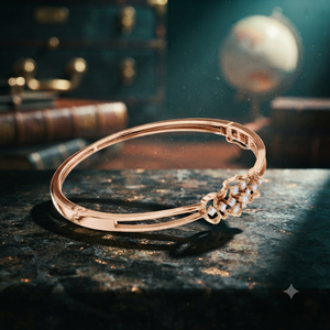 Bracelet jonc en alliage doré rose avec fermoir à clip diamanté, motif floral ajouré, idéal pour un cadeau d'anniversaire de mariage - Product Image 1
