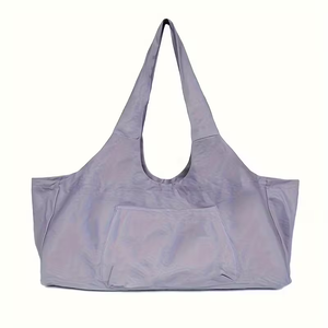 Grand sac de yoga et de Pilates en toile avec design tendance, sangle de transport réglable, poche pour bouteille et compartiment humide - Product Image 6