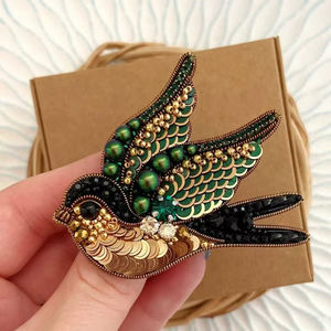 Broche de golondrina hecho a mano con bordado de lentejuelas verdes y pedrería de cristal dorado para vestido de mujer - Product Image 1