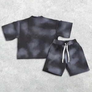 ชุดเสื้อยืดและกางเกงขาสั้นลำลองสำหรับผู้ชายลาย Acid Wash ดีไซน์เก๋ไก๋ประดับด้วย Rhinestone แต่งลายขาดๆ พร้อมปักลายตามสั่งและสกรีนลาย - Product Image 3