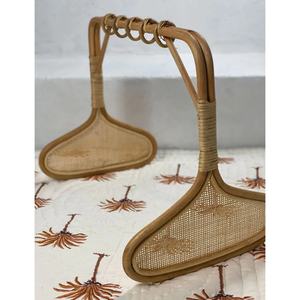 Structure de jeu pour bébé en rotin tressé fait main, centre d'activités naturel pour nourrissons avec base tressée et jouets sensoriels en forme d'arche - Product Image 2