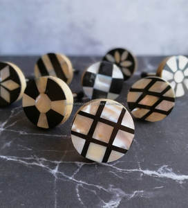 Perilla de concha de mar de latón pulido brillante con Diseño Artesanal, perilla de nácar virgen con incrustaciones de mano para cajones de cocina, tocadores - Product Image 4