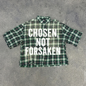 เสื้อเชิ้ตครอปแขนสั้นลายสก็อตสีแดงสำหรับผู้ชาย รุ่น Chosen Not Forsaken พิมพ์ลาย โอเวอร์ไซส์ ทรงลำลอง ผ้าฝ้ายทอ โลโก้ด้านหน้า - Product Image 3