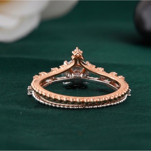 Bague couronne en saphir rond de 1,04 carat cultivé en laboratoire, pavée de chevrons, en or rose 14 carats et or jaune massif 18 carats, clarté VS1 - Product Image 4
