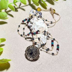 Collier en macramé fait main avec pendentif en pierre naturelle Jasper, perles noires, bijoux bohèmes faits à la main - Product Image 1