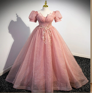 Vestido de gala con corte en A, mangas abullonadas brillantes color rosa polvoriento y acabado con purpurina, disponible a precios de mayorista. - Product Image 1