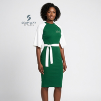 Robe moulante mi-longue pour femme Iota Phi Lambda, vert et blanc contrastés, avec manches cape, détails boutonnés et ceinture à nouer à la taille