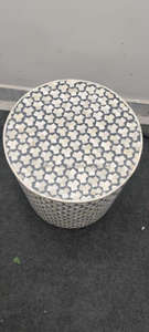 Tabouret en nacre de style supérieur, design accrocheur pour la décoration de la maison, artisanat en résine fabriqué en Inde - Product Image 2