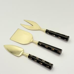 Ensemble élégant de couteaux à fromage avec manches en résine noire et lames en acier inoxydable doré, 3 pièces, outils de découpe de fromage pour plateaux - Product Image 6