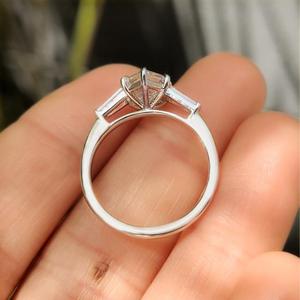 Bague de fiançailles à trois pierres en diamant taille hexagonale avec pierres latérales baguette effilées en or massif, bague de mariée moderne, cadeau de luxe raffiné - Product Image 2
