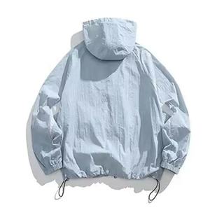 Veste coupe-vent à capuche de haute qualité avec empiècements, logo personnalisé, idéale pour les voyages en plein air, taille ajustable, veste sportive athlétique - Product Image 5