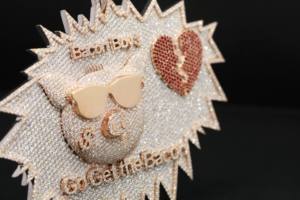 Pendentif Sovereign pour homme en alliage plaqué or avec diamants glacés personnalisés, style Hip Hop Urban Apex - Product Image 4