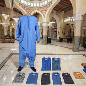 Vente en gros de thobes pour homme, robe islamique arabe en coton noir à manches longues et col montant, vêtements de prière musulmans traditionnels, Dubaï - Product Image 5