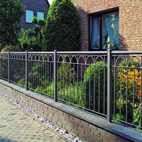 Panneaux de clôture extérieurs en métal élégants avec poteaux robustes, clôtures décoratives en fer et portails en treillis pour des solutions d'intimité sécurisées.