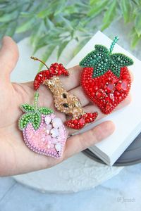 Broche de luxe faite à la main avec perles pour foulards, chapeaux et sacs, broche de créateur brodée avec des perles scintillantes, inspiration nature élégante - Product Image 4