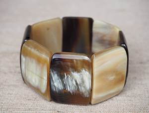 Bracelet manchette vintage en corne de vache, motif géométrique, moderne, pour femme chrétienne, cadeau tendance - Product Image 1