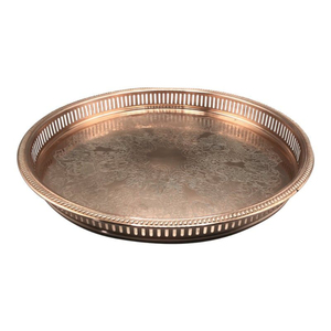 Bandeja de cobre repujada artesanal con asa de latón, plato decorativo de metal con diseño floral en relieve para bodas, hoteles y restaurantes. - Product Image 2