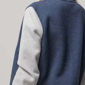 Chaqueta universitaria para mujer más vendida para clima fresco, con corte holgado, tela transpirable y diseño de inspiración deportiva. - Product Image 2