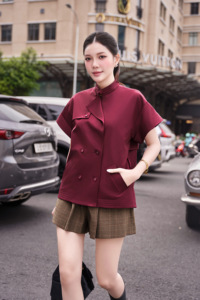 เสื้อโค้ทเทรนช์ผ้าทวิลล์สีเบอร์กันดีสำหรับผู้หญิง พร้อมเข็มขัดผ้าแบบถอดได้ คอสูง แขนสั้น เหมาะสำหรับฤดูใบไม้ร่วงและฤดูหนาว รุ่น ETHAN - Product Image 3