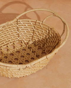 Bandeja ovalada de mimbre con asas para servir alimentos, bebidas y organizar el hogar. - Product Image 3