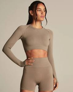 Conjunto deportivo para mujer, transpirable, de secado rápido, ultraligero, personalizado con estampado térmico por transferencia de calor. - Product Image 4