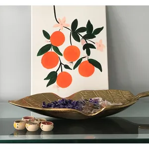 Plateau décoratif en métal écologique en forme de feuille dorée, fait main, motif végétal gravé, accent moderne pour la décoration de table à la maison ou lors de fêtes - Product Image 2