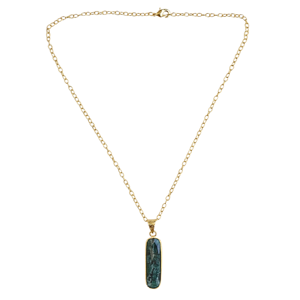 Collier pendentif religieux en laiton plaqué or 18 carats avec pierre naturelle verte et serti clos - Product Image 2