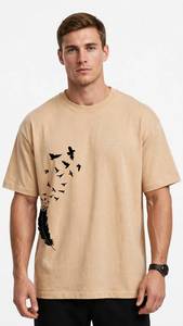 Oneten Apparel T-shirt beige à manches courtes pour hommes, col rond, imprimé plumes et oiseaux noirs, haut décontracté - Product Image 1