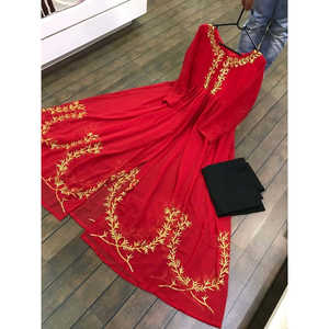 Robes de soirée de créateur avec des sequins et des broderies Zari pour les occasions spéciales - Product Image 4