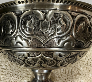 Cuenco de Pedestal de Plata Grabado a Mano con Diseño Floral Vintage, Recipiente Metálico con Base, Centro de Mesa Estilo Antiguo, Recipiente Decorativo - Product Image 6