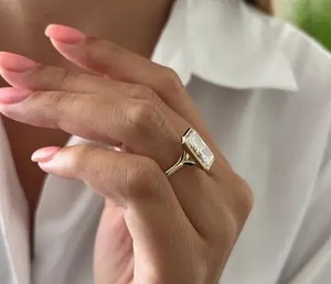 Bague de déclaration de luxe en diamant taille brillant radiant avec halo pavé, collection de joaillerie fine pour fiançailles, mariage et anniversaire - Product Image 5