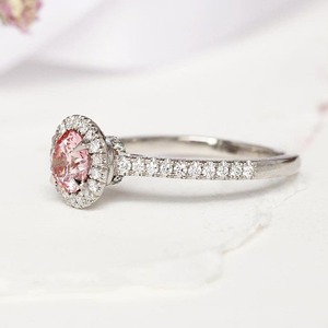 แหวนเพชรสร้างในห้องปฏิบัติการทรงกลมสีชมพู 1 กะรัต ประดับแบบฮาโล โซลิแทร์ ตัวเรือนแบบ Cathedral Setting ฝังเพชรแบบ Micro Pave ครึ่งวงแหวน สำหรับงานแต่งงาน - Product Image 5