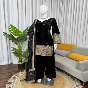 VASTRA COTTAGE Conjunto de Kurti de Terciopelo y Palazzo con Bordado de Lentejuelas y Dupatta de Seda Tibby Pesada, Diseño Étnico para Fiesta - Product Image 4