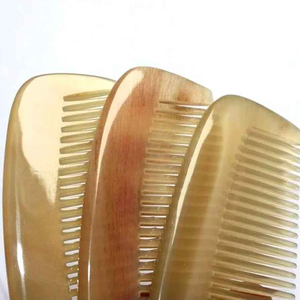 Peine de Cuerno de Búfalo Ecológico Hecho a Mano, Color Natural, Peine Moderno para Masaje Capilar y Barba, Regalo Empresarial a Precio Económico - Product Image 6