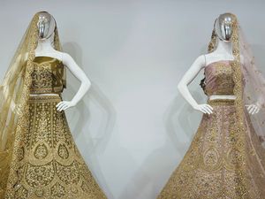 Diseñador Heavy Bridal Velvet Lehanga Choli Full Jarkan Stone Adornado Ropa de boda para adultos para colecciones nupciales - Product Image 2