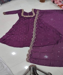 ชุดเลเฮนกาปักลายดิ้นไหมวิชิตร้าสุดหรู พร้อมผ้าคลุมไหล่ สำหรับงานเทศกาล ราคาขายส่ง เสื้อผ้าชาติพันธุ์ สีม่วง - Product Image 4