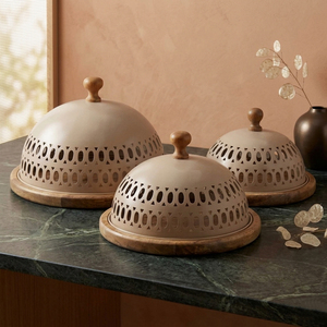Elegante Juego de 3 Campanas Metálicas Perforadas con Bases de Madera. Cubiertas de Alimentos Tipo Domo Elegantes para Catering de Lujo y Decoración del Hogar - Product Image 1