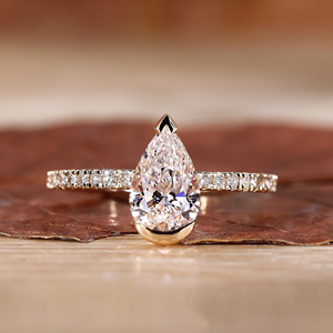 Anillo de Compromiso de Moissanita Corte Pera con Diamantes Pavé, Oro Amarillo de 14K, Engaste Solitario de Puntas, Certificado IGI, Lujo para Fiesta, para Mujer - Product Image 1