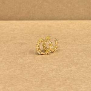 Boucles d'oreilles créoles dorées de créateur très demandées, ornées de pierres jaunes étincelantes, bijoux tendance pour femmes, idéales pour tenues ethniques et festives - Product Image 5