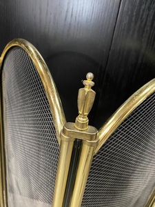 Protector de Chimenea Metálico con Diseño Clásico de Paneles Arqueados, Malla Plegable Antichispas, Protector de Hogar Independiente, Acabado Dorado - Product Image 2