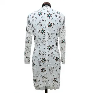 Robe fourreau élégante blanche brodée de fleurs, col haut, manches longues, longueur genou, robe faite à la main - Product Image 4